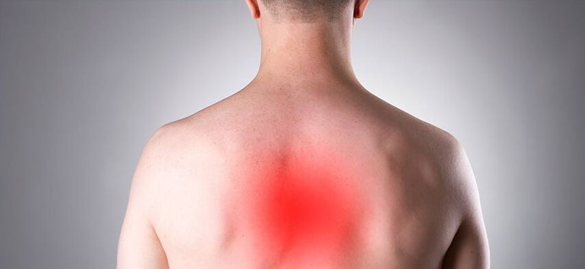 Osteochondroza klatki piersiowej objawia się długotrwałym bólem kręgosłupa