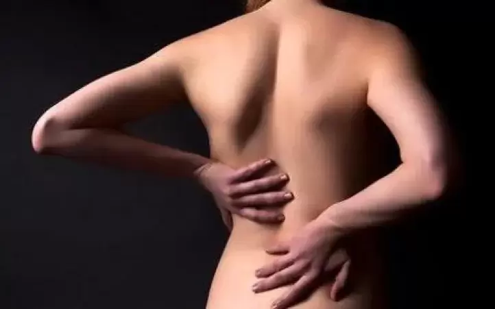 W przypadku osteochondrozy można masować plecy tradycyjnym masażem rozgrzewającym.